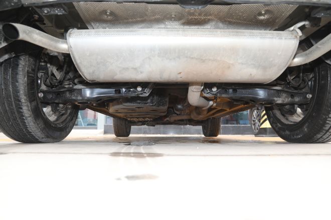 行车中突然起火怎么处置,车子突然自燃起火怎么处理呢