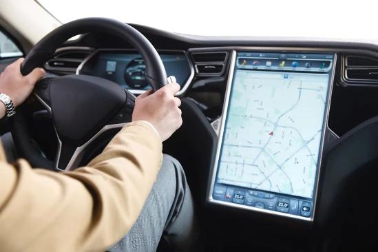 c11三联屏看视频,零跑c11智能交互三联屏