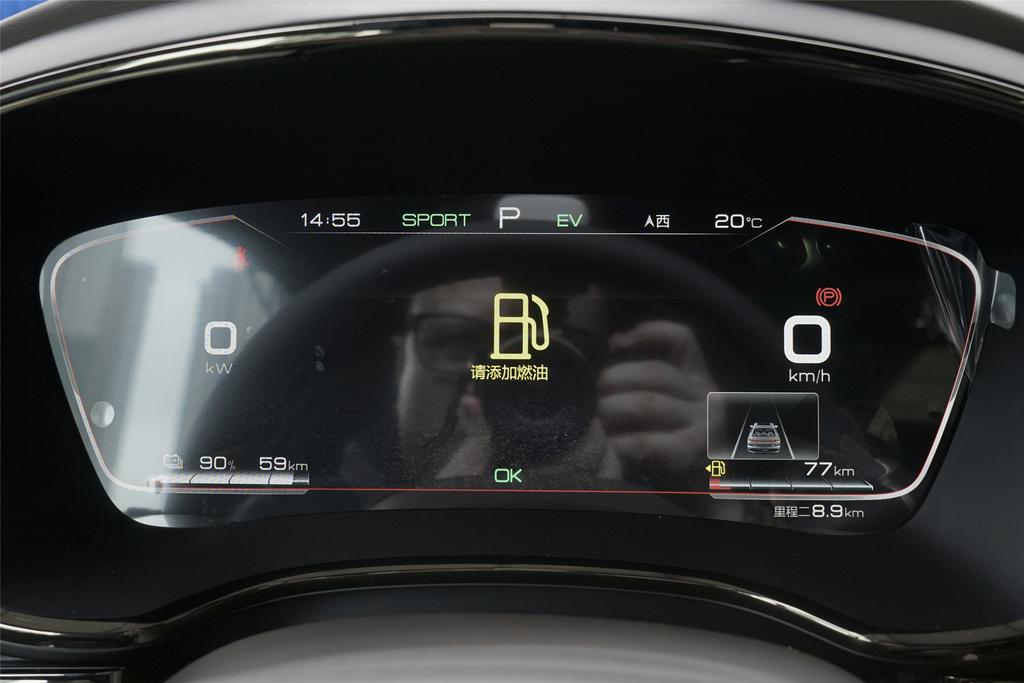 中央是一个15.6英寸液晶屏幕和各种功能按钮