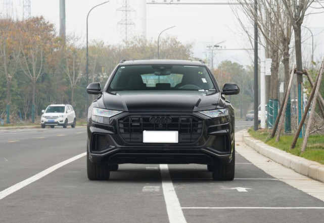 奥迪q8到店3.0t配四驱操控给力,24款奥迪q8五座顶配版