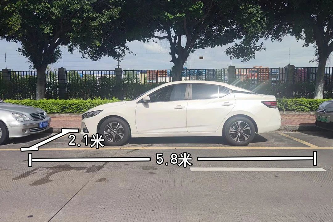 看不到车轮侧方位停车技巧现实版,侧方位停车不刮蹭前车车尾的技巧