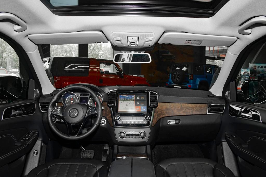 配奔驰同款引擎，搭载4.0TV8动力售价128.8万，北京BJ90实力如何