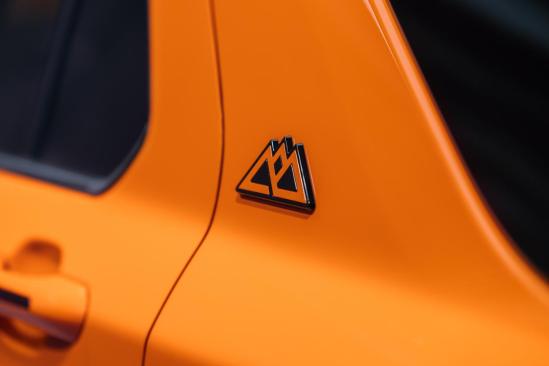 福特探险者昆仑巅峰版银色越野,福特探险者昆仑版2024款落地价