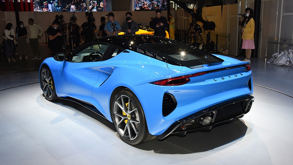 买跑车必须选装吗,买718跑车时能加装尾翼吗