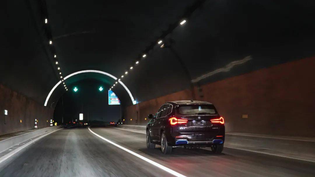宝马ix3高速实际续航测评,宝马ix3满电才295公里