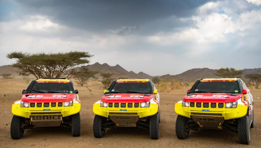 国产硬派越野bj40英雄版上市了,刀锋柴油版bj40最帅姿态