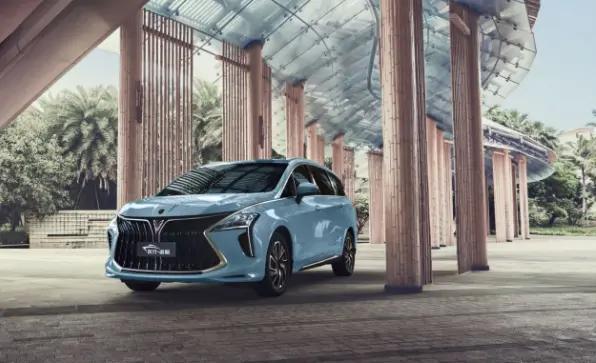 七座顶配豪华版风行游艇,中型mpv风行游艇多少钱