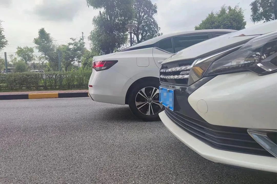 看不到车轮侧方位停车技巧现实版,侧方位停车不刮蹭前车车尾的技巧