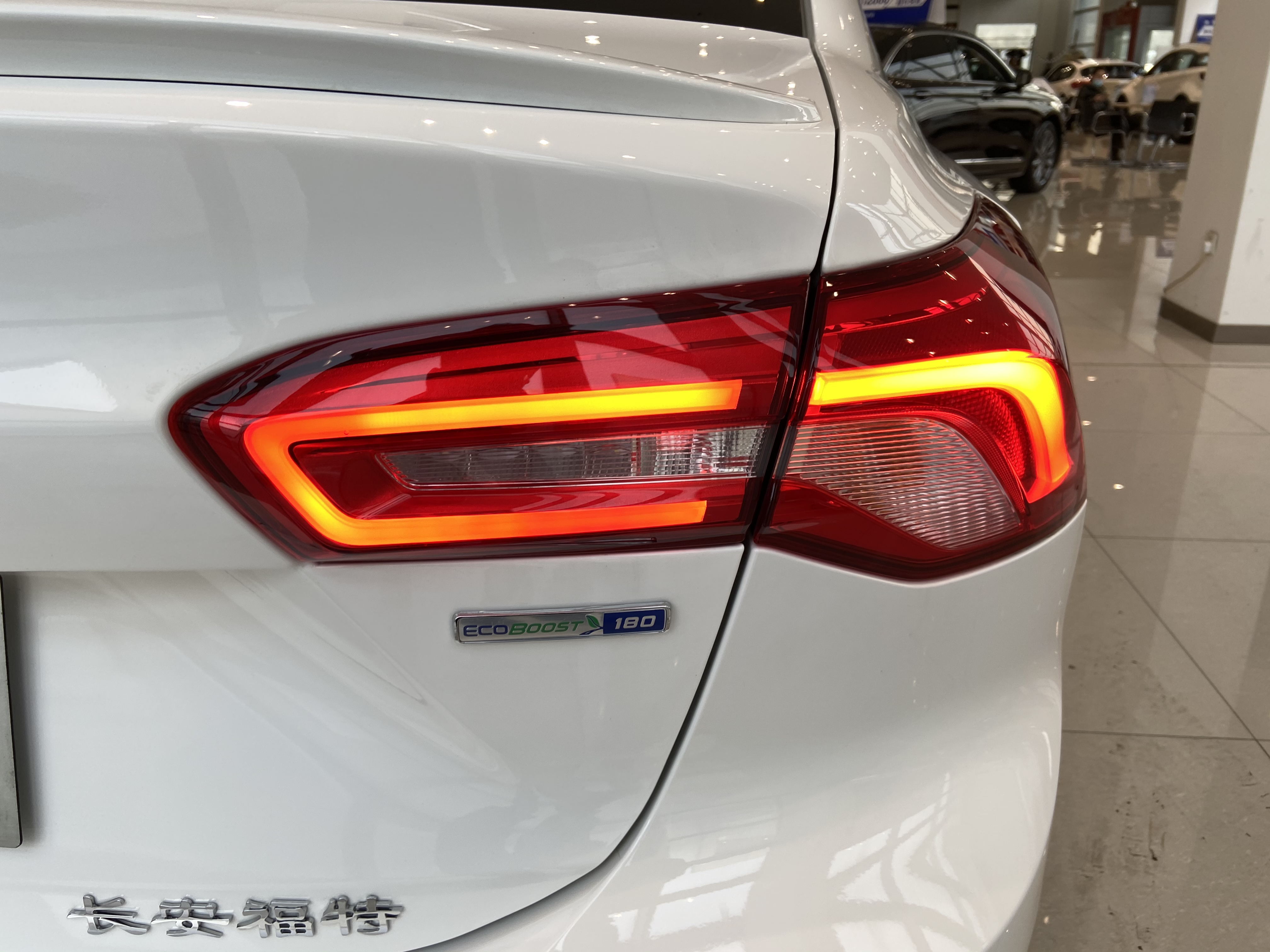 颜值在线的美式“钢炮”！运动属性拉满，实拍长安福特福克斯