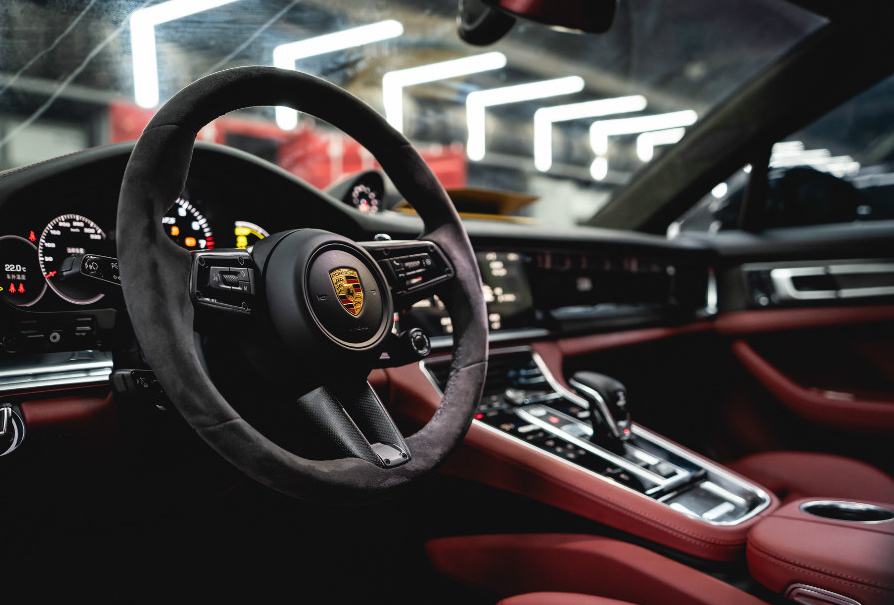 保时捷panamera加装排气 (保时捷panamera改白色刹车)