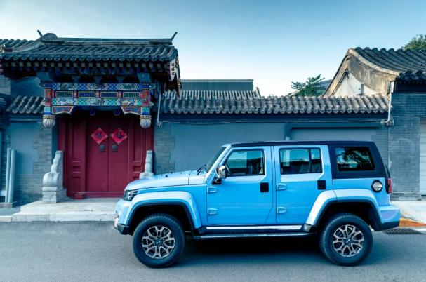 北京越野车bj40黑武士实地越野,北京bj40新款2024款保值吗