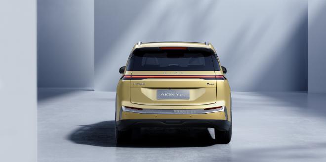 埃安aionyplus实车亮相,埃安aionyplus和aiony同台实拍对比
