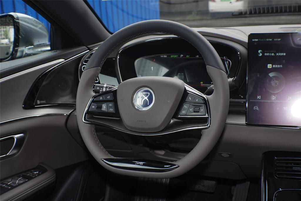 中央是一个15.6英寸液晶屏幕和各种功能按钮