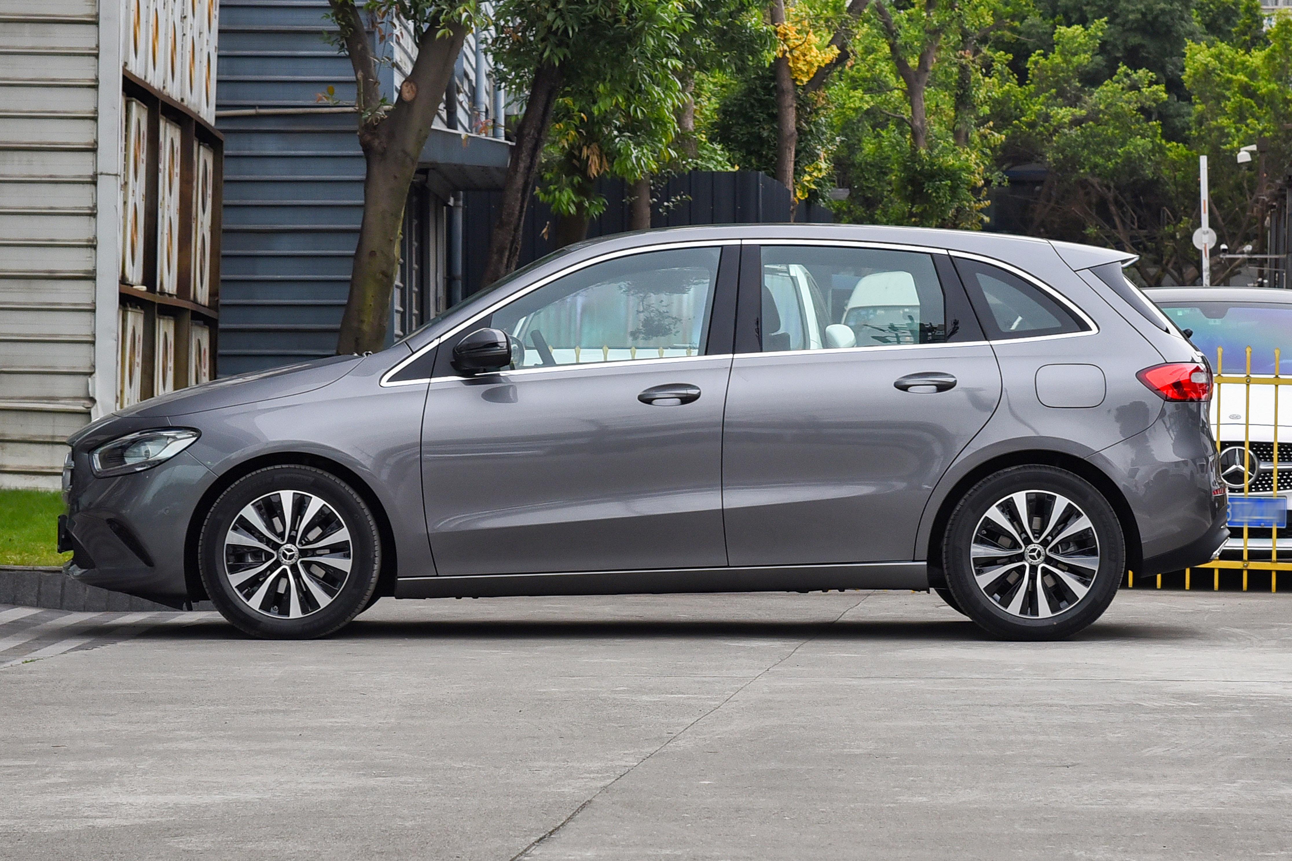 奔驰b级2022款落地多少钱,奔驰b级试驾测评