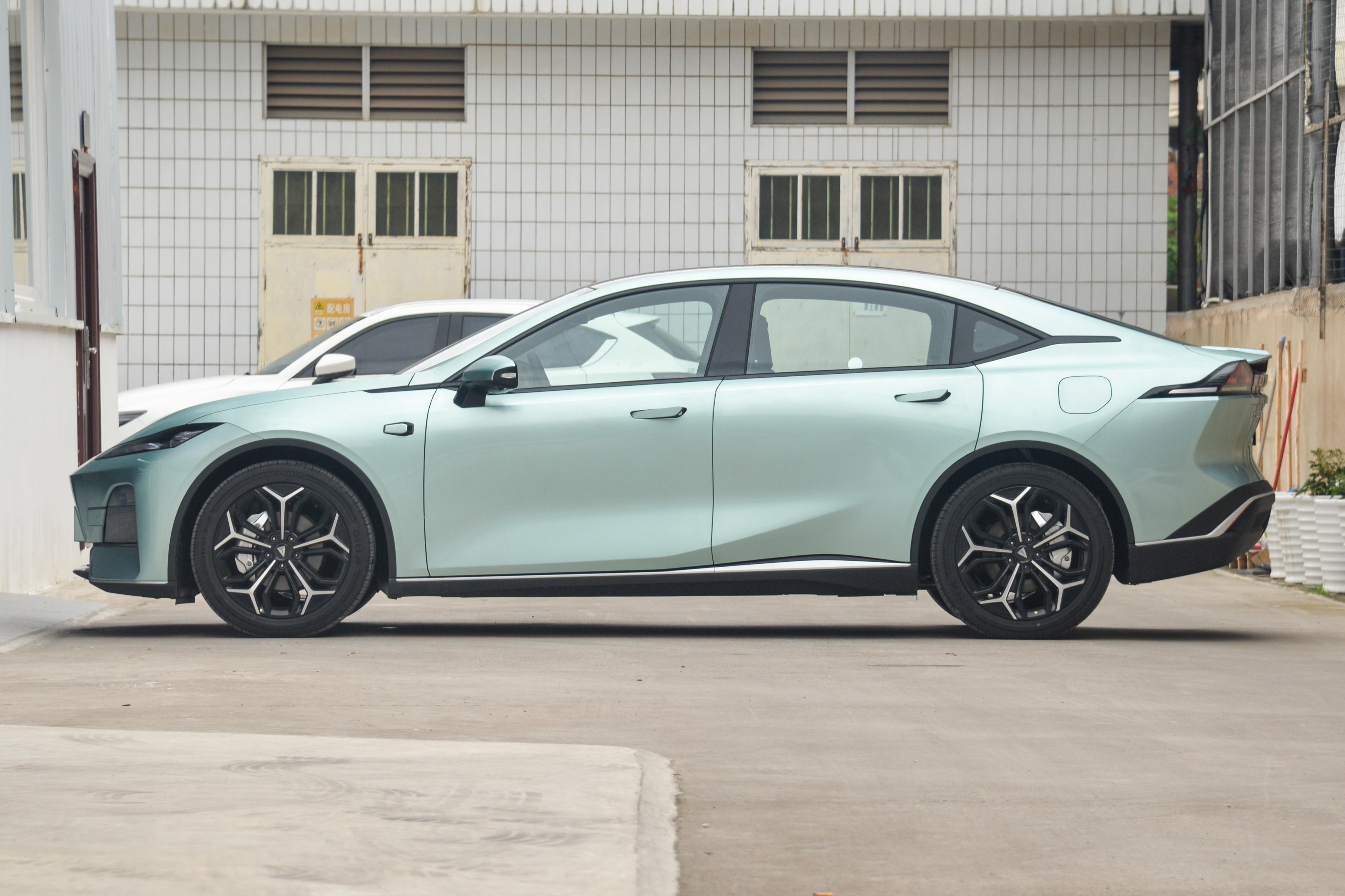 荣威d7dmh驭光蓝和刀锋银对比,插电版荣威d7值得选吗