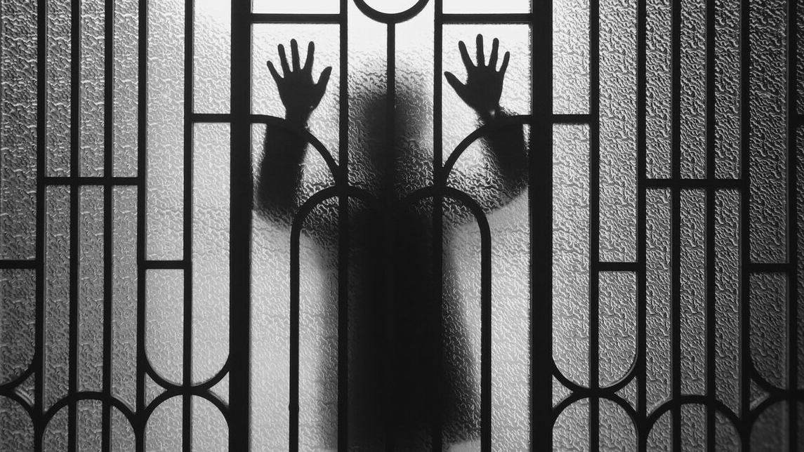 “怪老头”吓坏夜巡警察，凭空消失只留下一把白色络腮胡