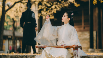 小说：她听见身边的姑娘倒吸了一口凉气，其实她也心跳得很快