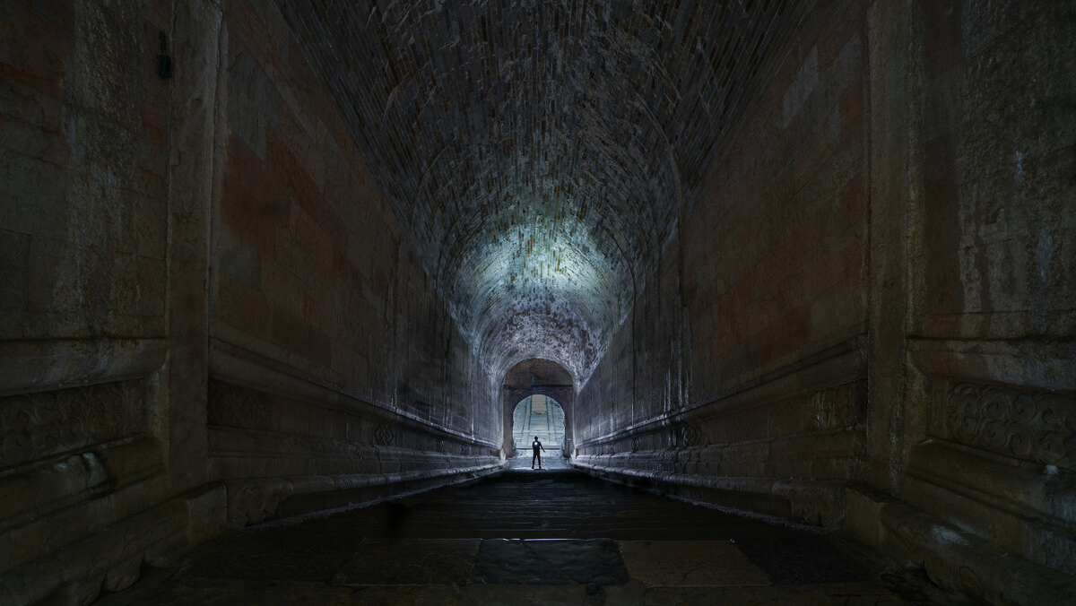 小说：小伙平常胆子最小，今天撞见鬼却根本不怕，我对他产生怀疑