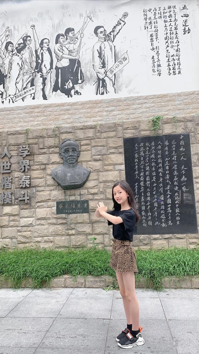 裴佳欣童模衣服,长得太漂亮被禁止整容的童星