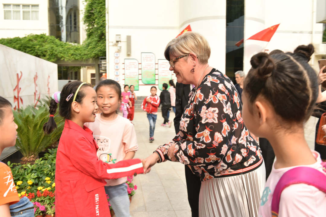 新西兰校长,新西兰小学生校长把游乐场搬来了