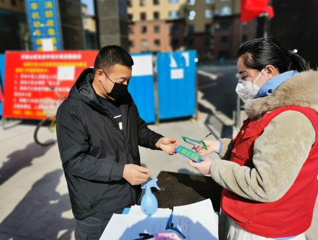 赤峰市元宝山区平庄东城街道开展志愿服务系列活动弘扬雷锋精神助力疫情防控