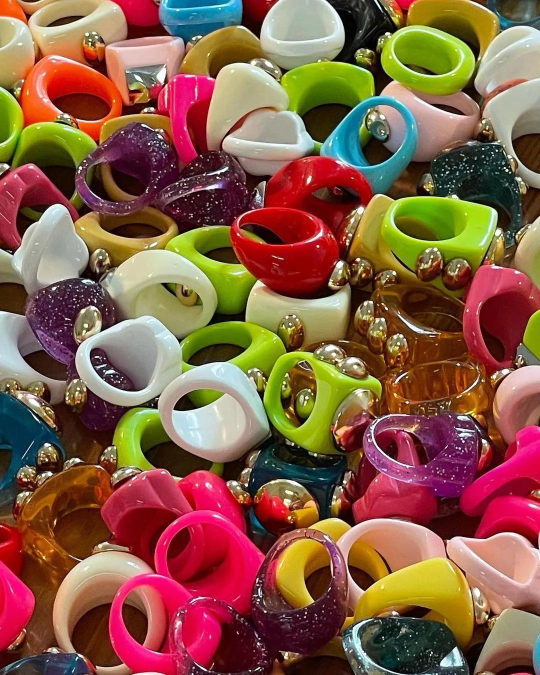 今年夏天，时尚圈流行戴假货