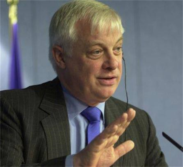 1997年香港回归场景如何？彭定康垂头丧气，一家人离港前痛哭流涕