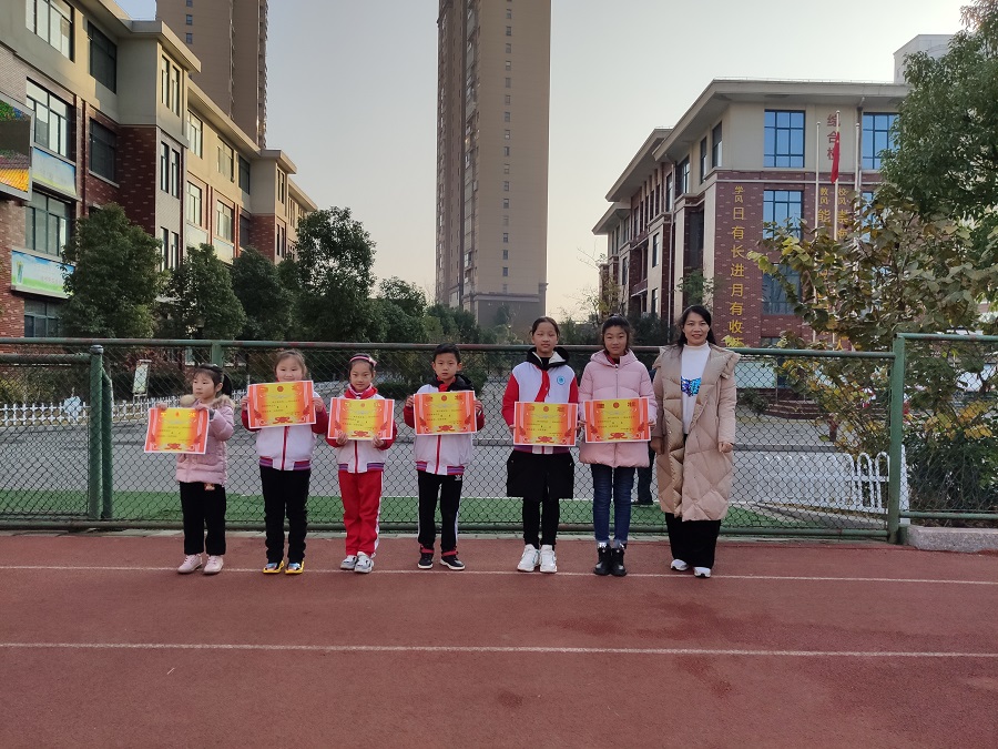 六安市梅山路小学举行足球运动员和运动会颁奖仪式