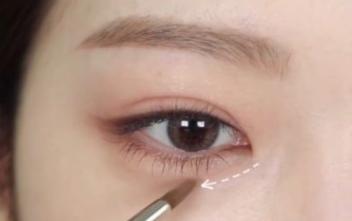 新手化妆卧蚕笔怎么画,一点卧蚕都没有到底该怎么画卧蚕