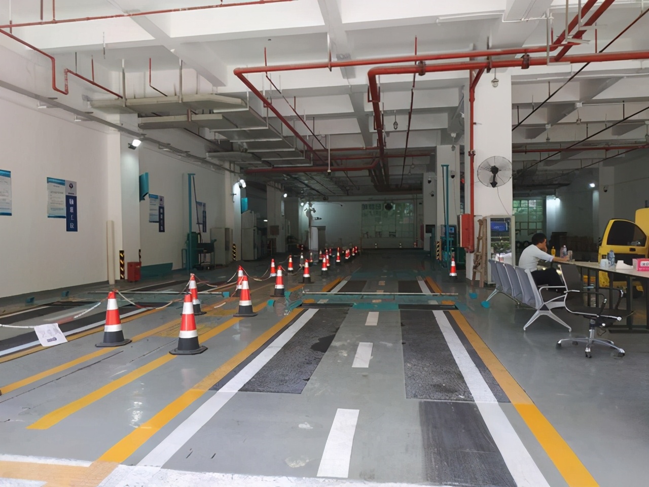 人在外地车子年检过期了怎么办,车子年检过期被交警抓到会怎么样