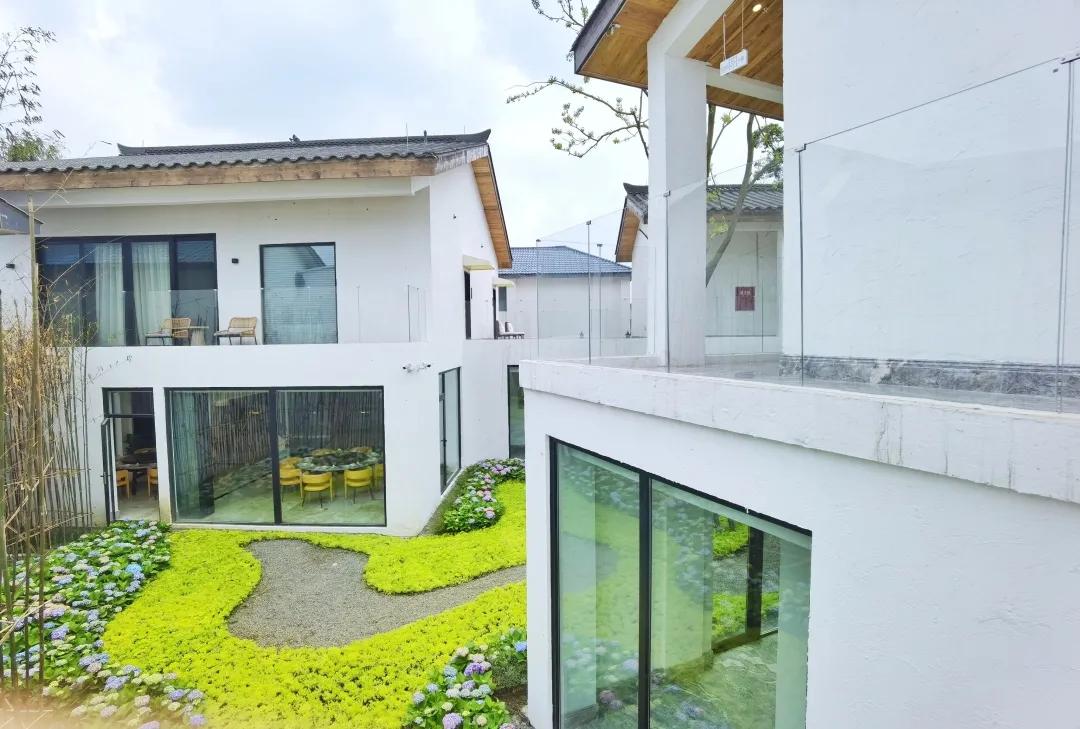 「觅趣小镇新都·原舍绿茵」湖畔泳池，畅玩斑竹园足球音乐小镇