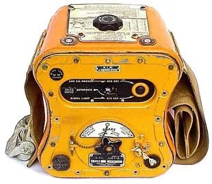 隐藏在海上船只不起眼角落的小黄盒，细数能救命的长波和短波电台