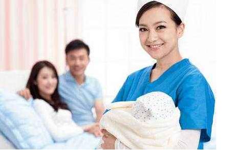 坐月子请保姆还是自己父母好,坐月子要妈妈照顾还是婆婆