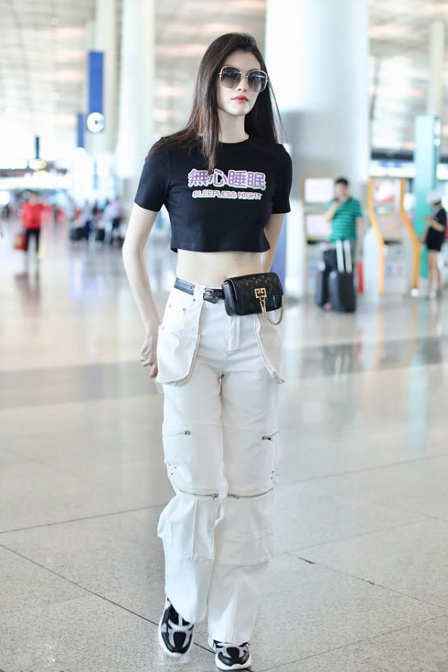 何穗杨幂穿的什么,杨幂黑色蓬蓬裙穿搭