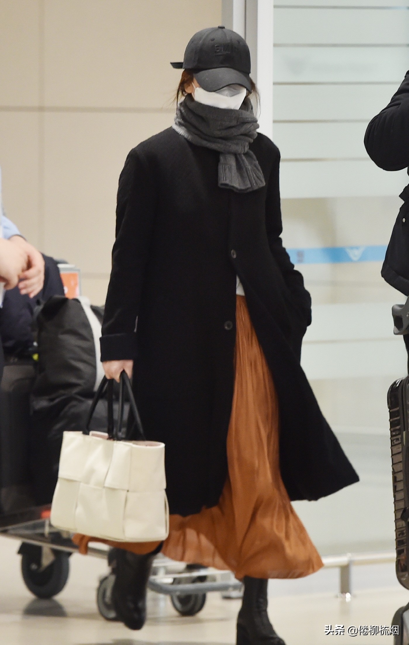 宋慧乔身穿一身白衣,宋慧乔的低调机场穿搭真时尚