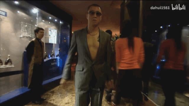 硬核扫黑，一秒上头；华强一笑，生死难料