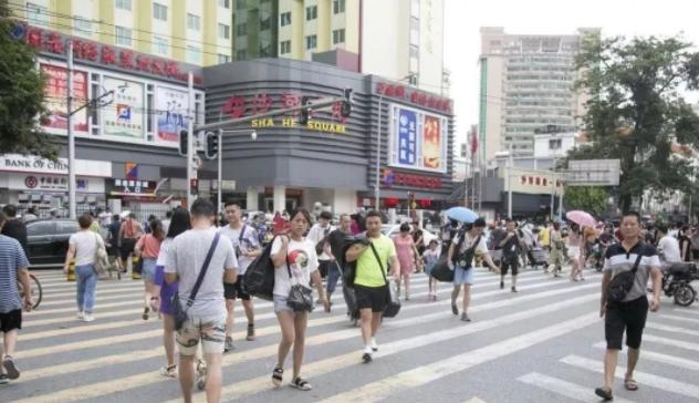 批发市场整理衣服,广州服装批发市场大火