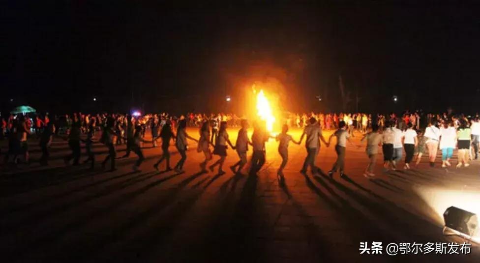 中国可以夜晚看星星的沙漠,迪拜沙漠与大海交汇的奇观