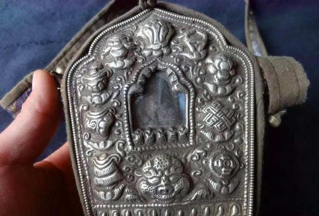 8个字概括一个人的特点,藏饰特点