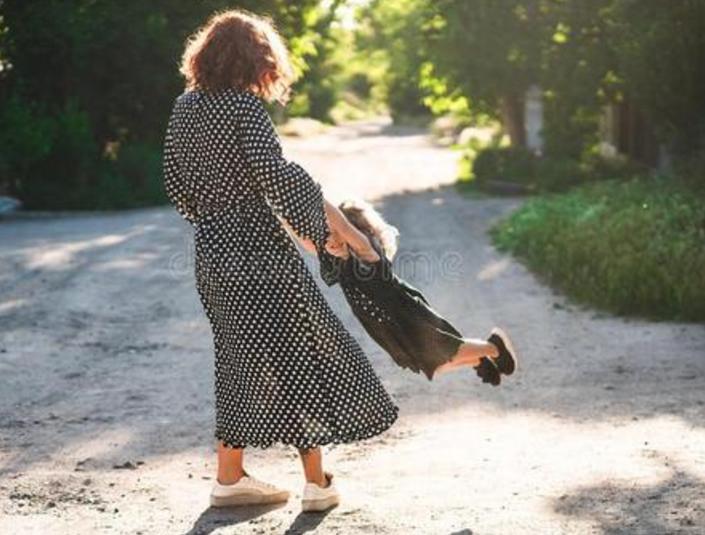 78岁老人哭诉养儿防老根本不靠谱,75岁老人被送进养老院哭诉