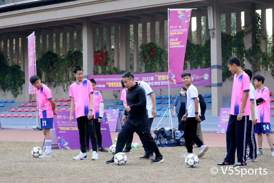 中国足协“梦想中国”公益行走进武汉市第一聋哑学校