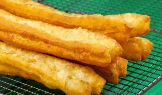 大锅炸油条的做法和配方窍门,在家自己炸油条的最简单的方法