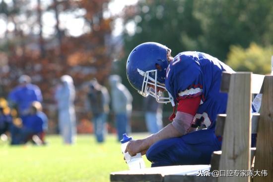 成人牙齿摔松动能恢复吗,治老年牙齿松动最好的方法