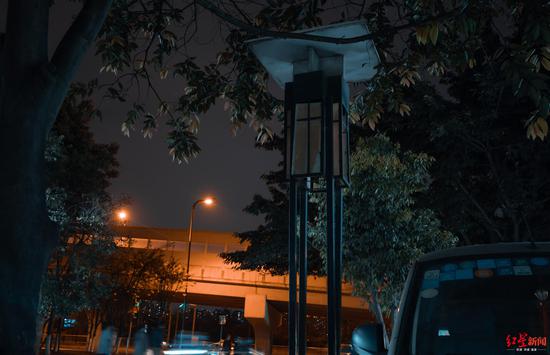 万年场这条街竟长达10年无路灯开发商破产谁来点亮回家路