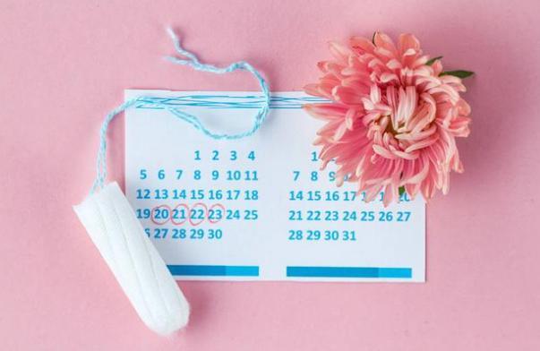 月经推迟一个月流出一连串血块,月经流出一大坨的黑血块正常吗