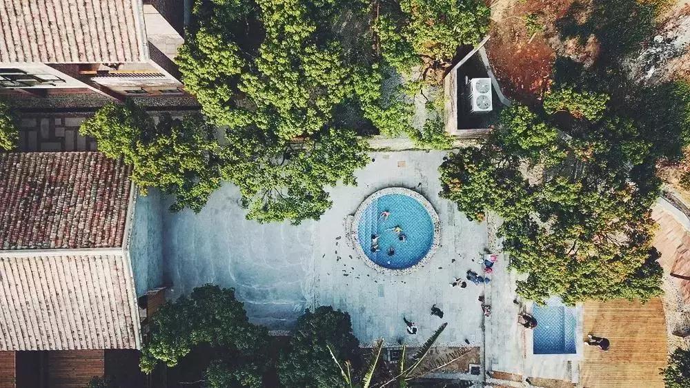 放弃世界顶尖银行工作,他回村当木匠,在废墟上盖出了爆美小院!