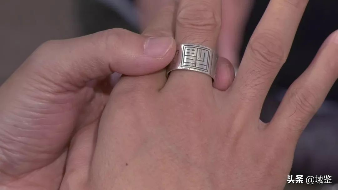 帅气主播地摊淘黄铜墨盒，遇上爽快嫂子给实在价