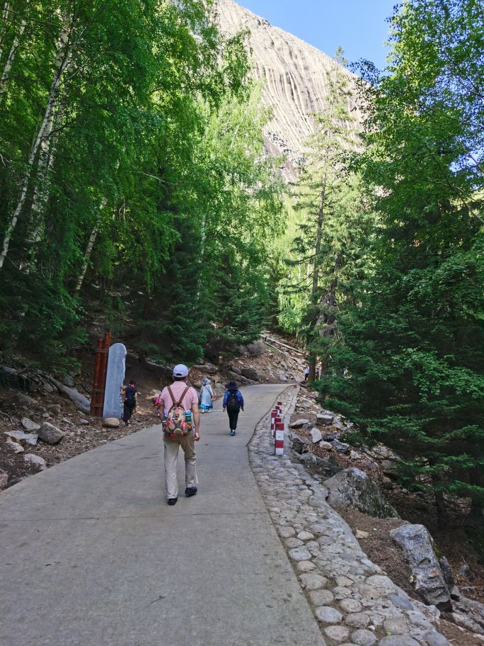 新疆天路可可托海,坐大巴从新疆去哈萨克斯坦