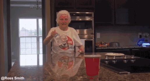 93岁奶奶恶搞27岁孙子一夜爆红！千万网友实力围观：奶奶太坑了！