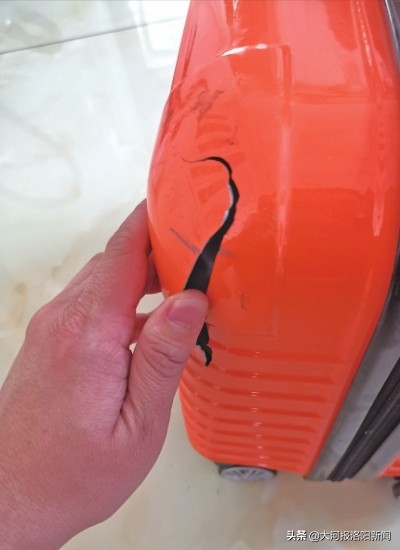 买2个新拉杆箱、出趟门就报废了，“一次性”劣质拉杆箱问题多